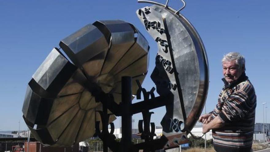 José Antonio Pérez junto a su escultura en Guadassuar, ayer.