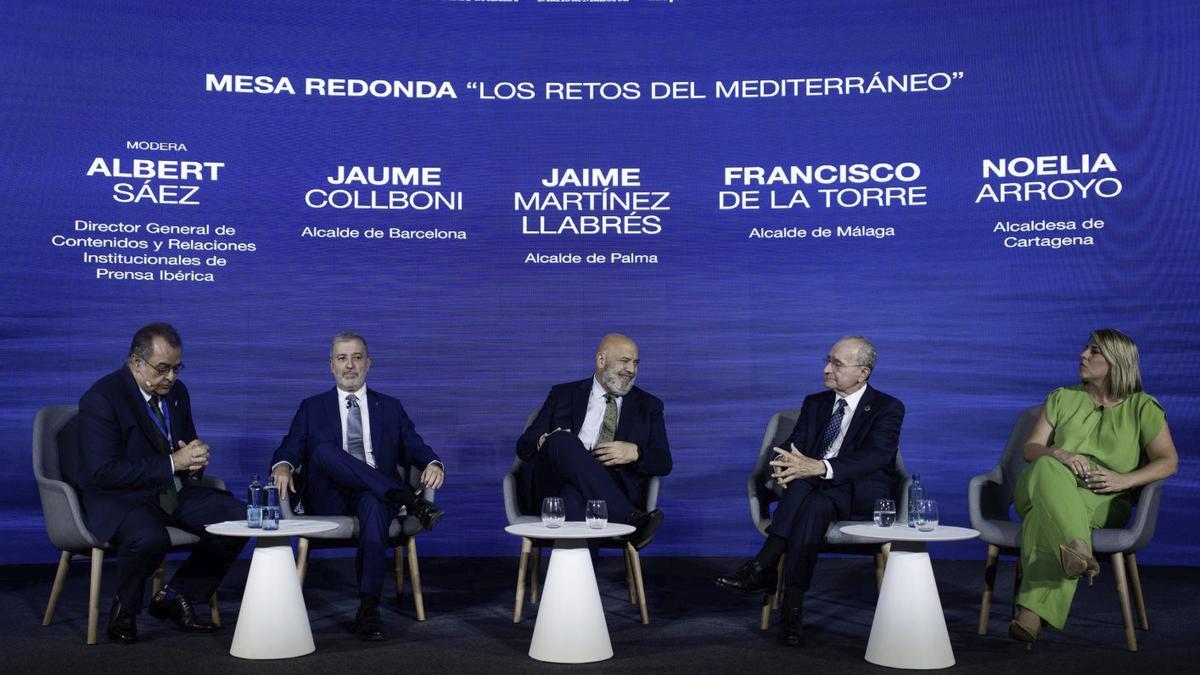 D’esquerra a dreta, el director general de Continguts i Relacions Institucionals de Prensa Ibérica, Albert Sáez, amb l’alcalde de Barcelona, Jaume Collboni; el de Palma, Jaime Martínez Llabrés; el del Màlaga, Francisco de la Torre, i l’alcaldessa de Cartagena, Noelia Arroyo, ahir en la taula ‘Els reptes del Mediterrani’.  | JORDI OTIX