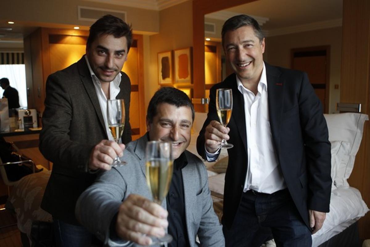 Els germans Roca brinden després de conèixer que el seu és el millor restaurant del món. Els germans Roca brinden després de conèixer que el seu és el millor restaurant del món.