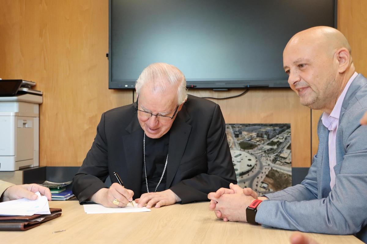 Firma del acuerdo de cesión entre el Ayuntamiento de Dos Hermanas y la Archidiócesis de Sevilla.