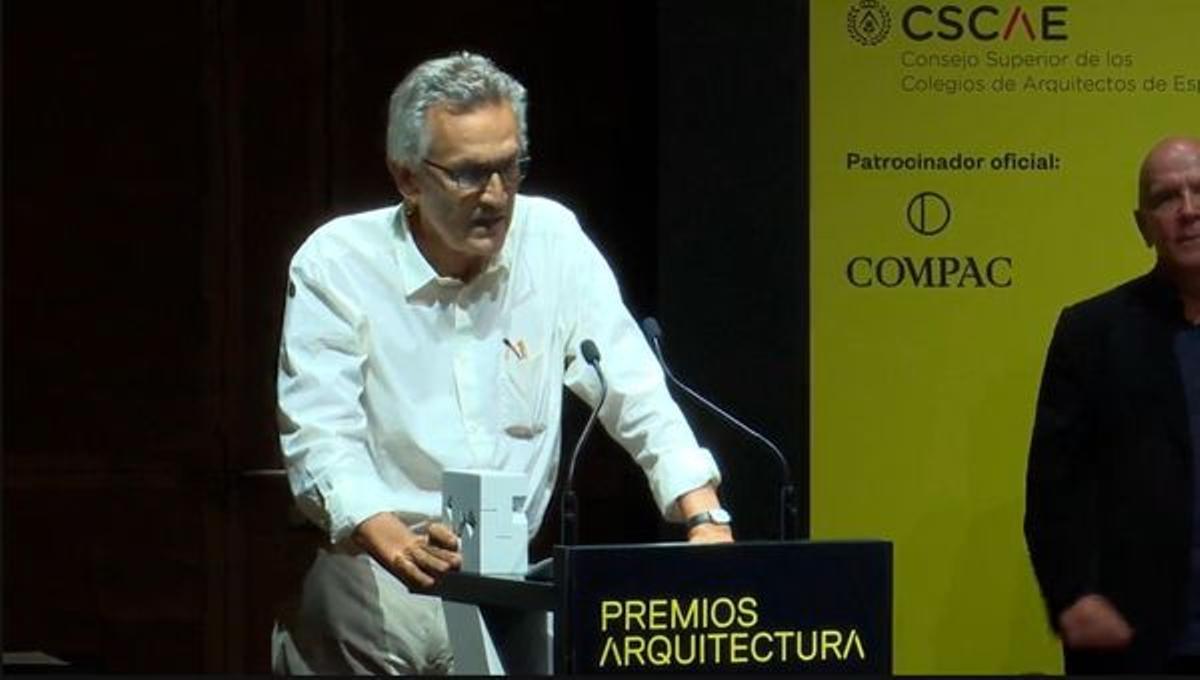 Javier García-Solera, tras recibir el galardón.