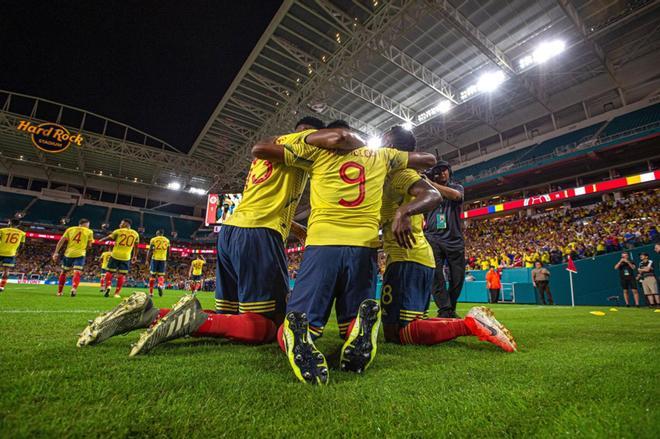 El delantero Alfredo Morelos (c) de Colombia celebra este viernes con a sus compañeros tras anotar contra Perú durante el partido amistoso disputado en el estadio Hard Rock de Miami.