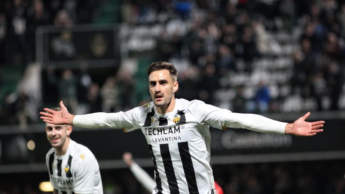 Jesús De Miguel celebra el 1-0 ante el Algeciras.