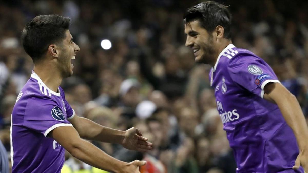 Morata se abraza a Asensio tras marcar el gol