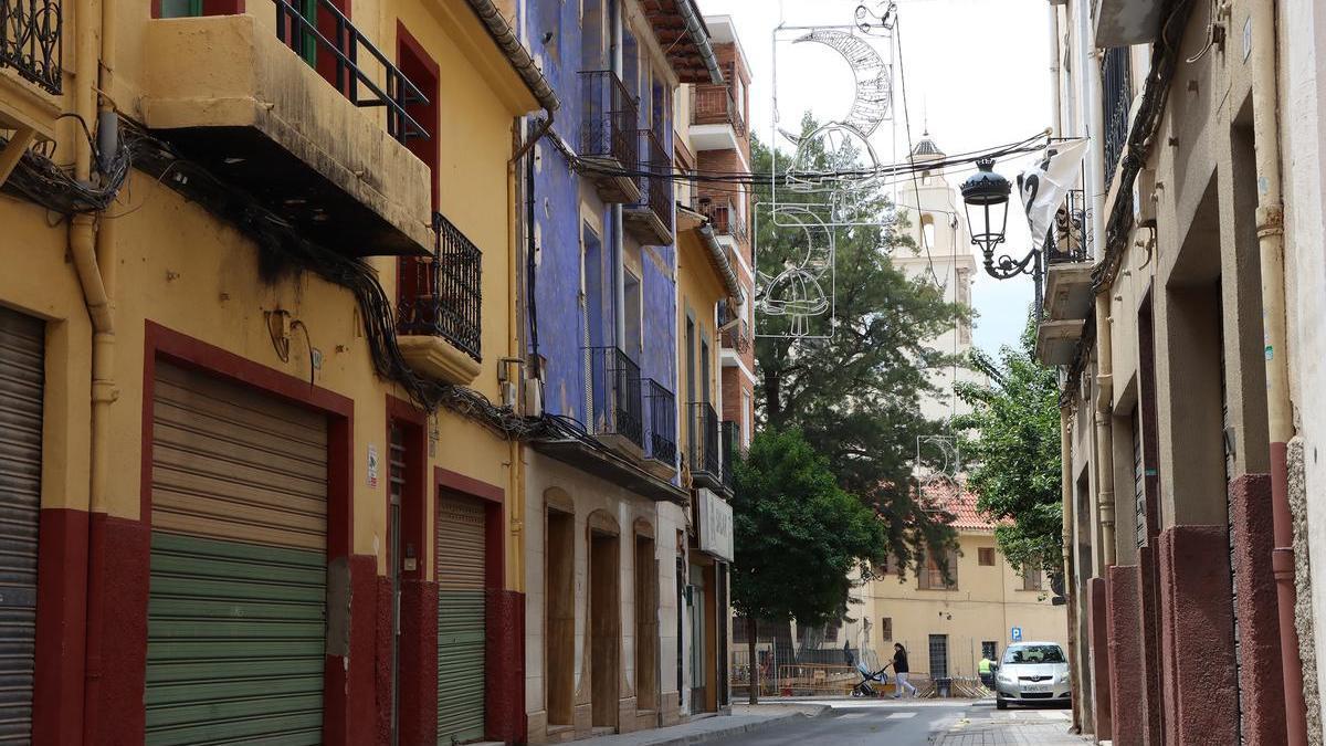 Calle vacía con cuartelillos cerrados, fuera de la época de fiestas.