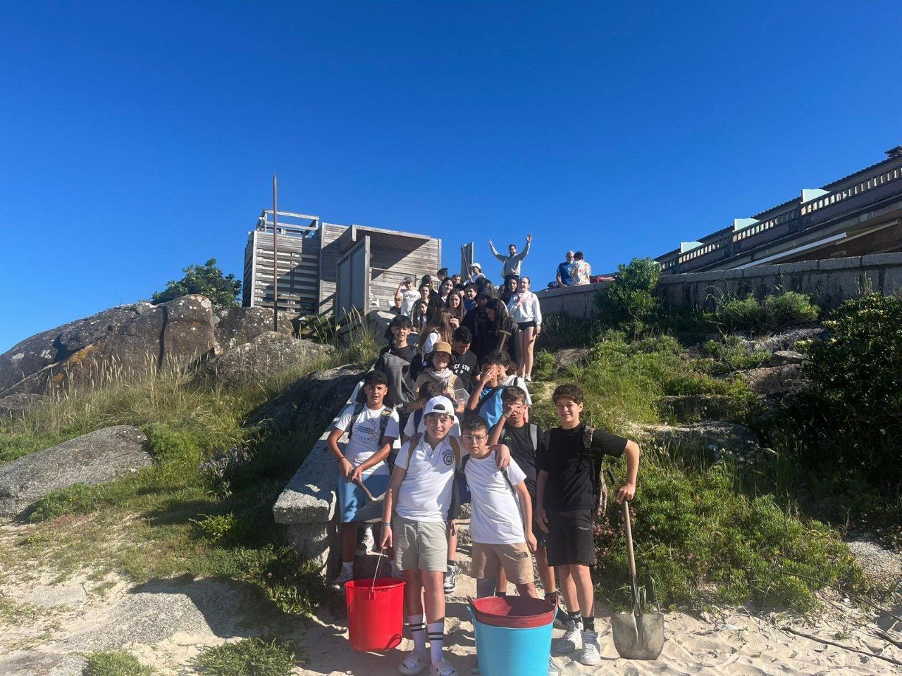 Los alumnos a su llegada a la playa grovense de A Lanzada, para participar en la fiesta de las esculturas de arena.