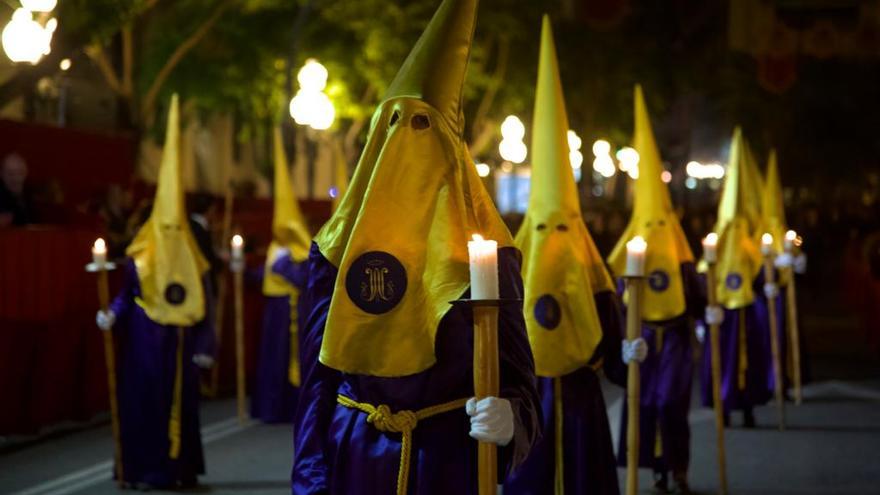 Así ha sido la procesión de la Hermandad Penitencial Stabat Mater durante la noche del Martes Santo en Alicante
