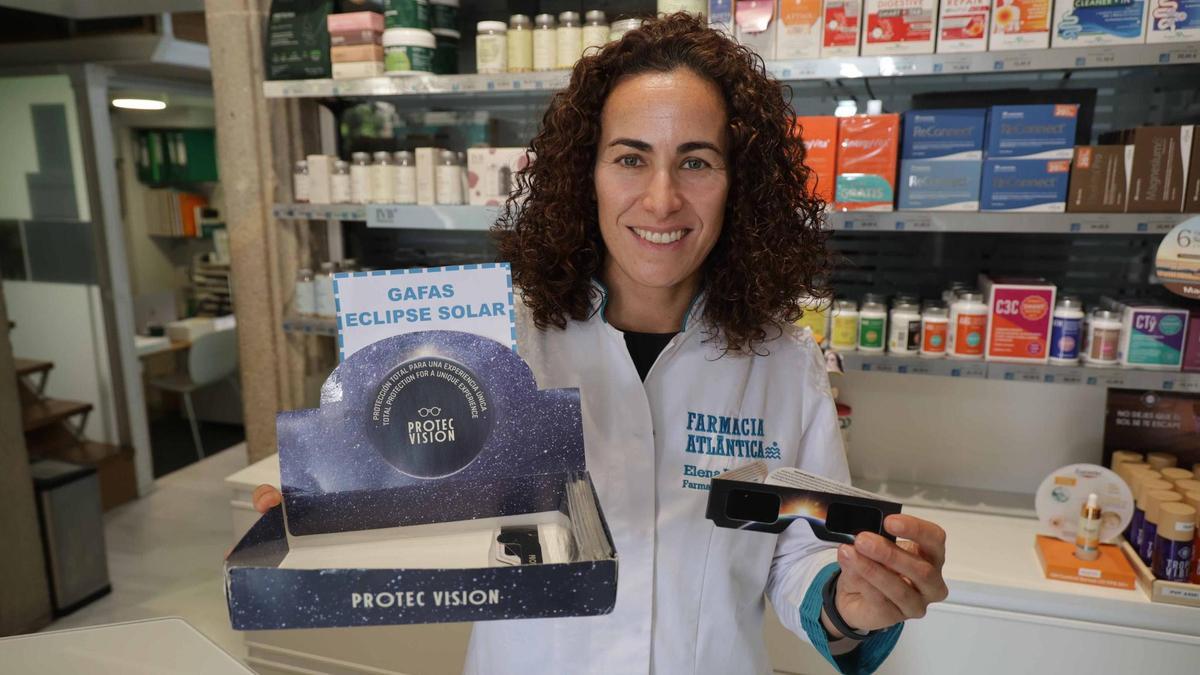 Elena, de Farmacia Atlántica, con los pocos ejemplares que les quedan.