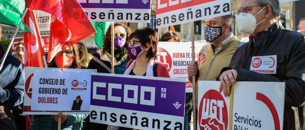 Protesta de los sindicatos frente a Convalecencia durante el Consejo de Gobierno de abril.  | CARLOS GARCÍA