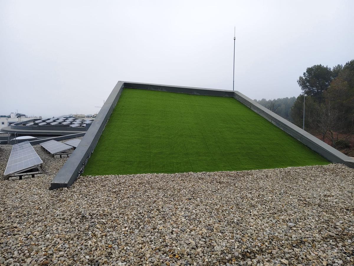 Coberta de la Biblioteca Municipal de Sant Fruitós arreglada i amb herba artificial