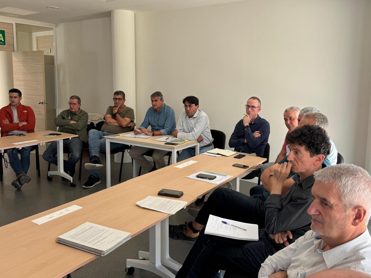 Miembros de Asja reunidos con responsables de Sanidad Vegetal.