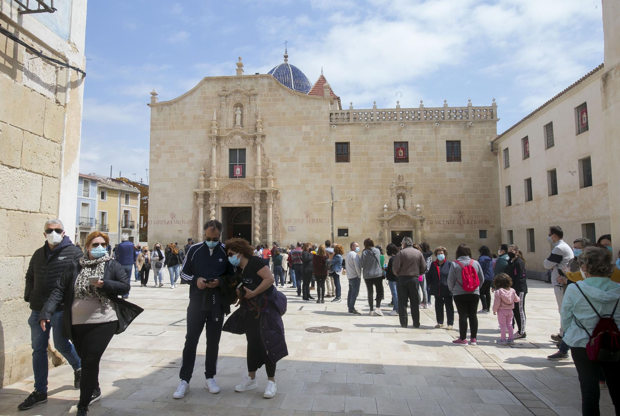 Largas colas en Santa Faz durante el domingo