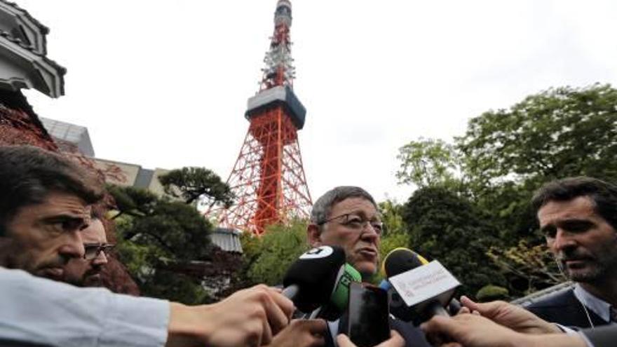 Ximo Puig atendiendo a la prensa, en Tokio, ayer.