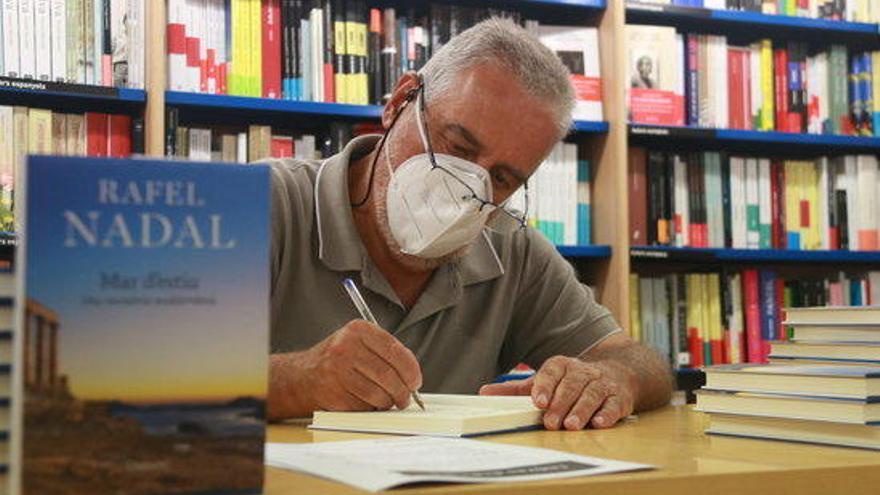 L&#039;escriptor Rafel Nadal signant llibres de &#039;Mar d&#039;estiu&#039;