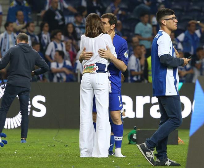 Sara Carbonero e Iker Casillas se dan un besito