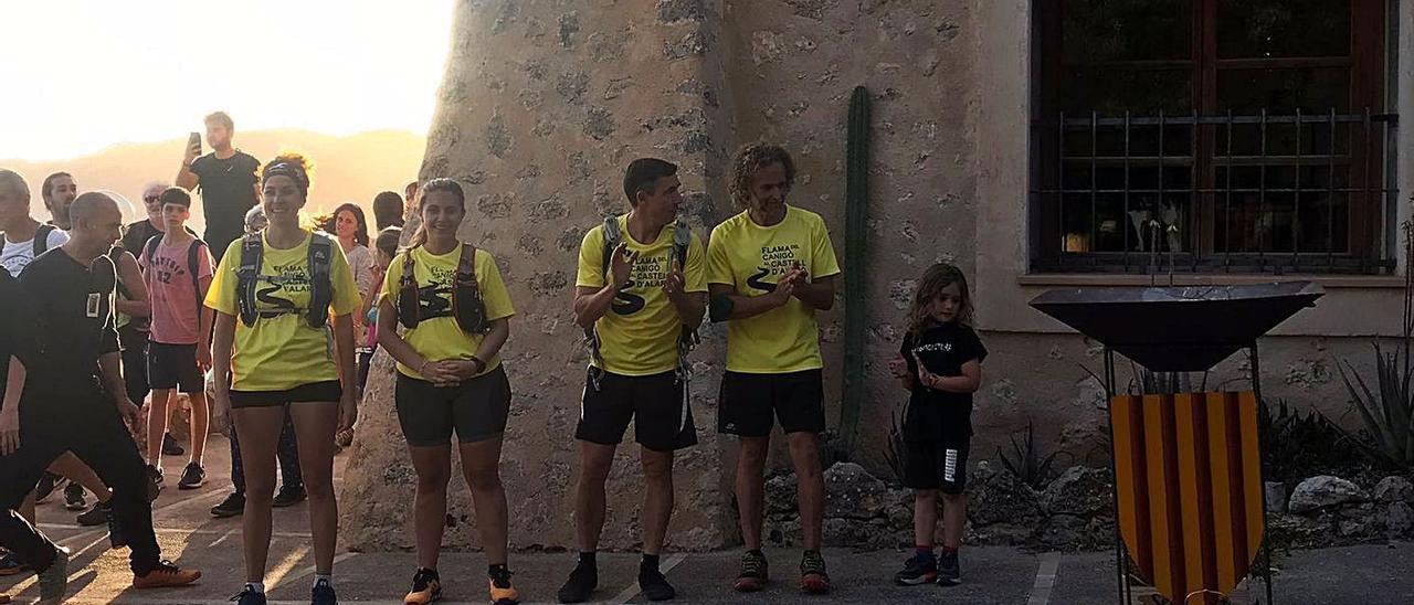 La ‘flama del Canigó’ llega al Castell d’Alaró. | SILIS CAMPINS