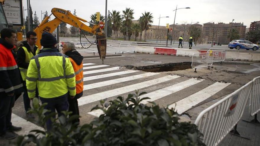 La reparación de una fuga corta la avenida Madrid y genera atascos