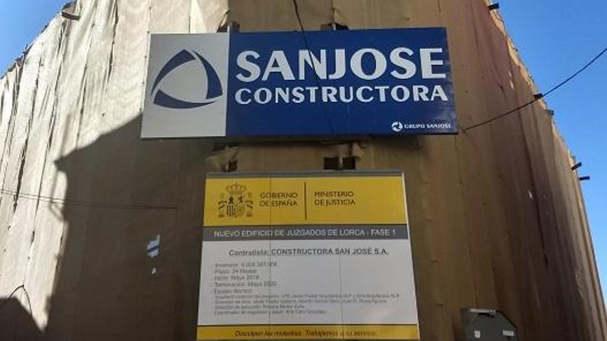 Cartel de las obras del nuevo Palacio de Justicia.