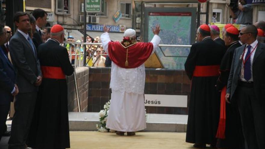 El Papa Benedicto XVI reza por las víctimas del metro en la estación de Jesús.