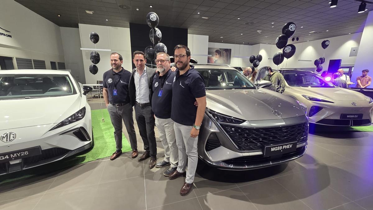 Antonio Jesús Gil (2i), con responsables comerciales de Mezquita Cars, concesionario de MG en Córdoba.