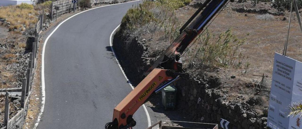 Operarios en las obras de una carretera de Canarias.