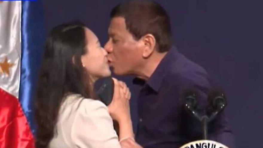 Ola de críticas a Duterte por forzar un beso en la boca a una mujer