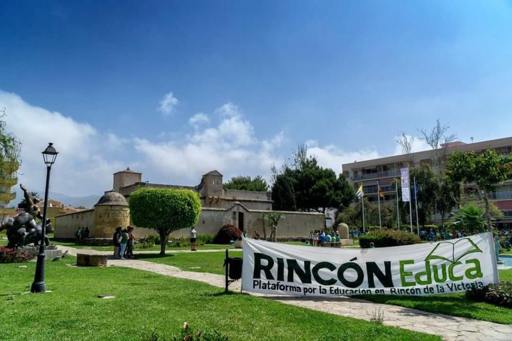 Más de un millar de rinconeros se manifiesta en la localidad axárquica para exigir una vez más la construcción de un nuevo centro de Educación Secundaria que mitigue la masificación actual