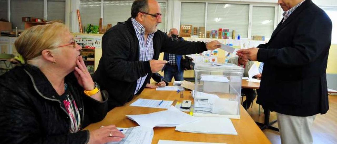 Luis Aragunde, el 24 de mayo, ejerciendo su derecho al voto en el colegio Antonio Magariños. // Iñaki Abella