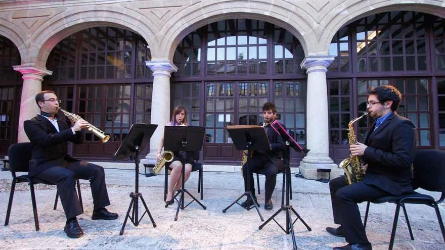 Cuarteto saxofonista en el claustro de la Diputación