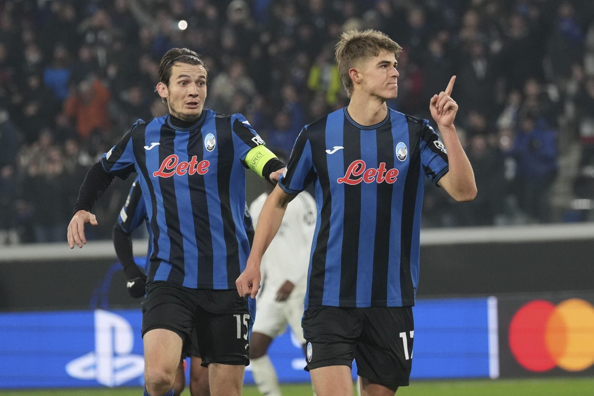Atalanta's Charles De Ketelaere, right, celebrates after he scored his side's first goal during the Champions League opening phase soccer match between Atalanta and Real Madrid at the Bergamo's stadium, in Bergamo, Italy, Tuesday, Dec. 10, 2024. (AP Photo/Antonio Calanni)