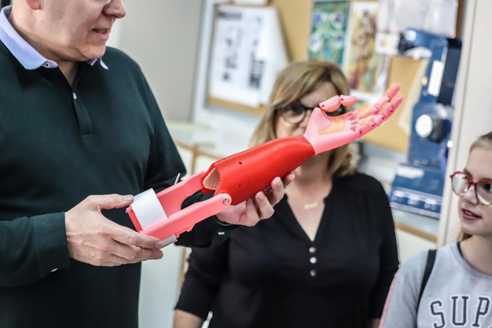 La prótesis de brazo en 3D que fabricaron dos profesores de Orihuela para una niña se mostrará en el museo WorldSkills de Shangái