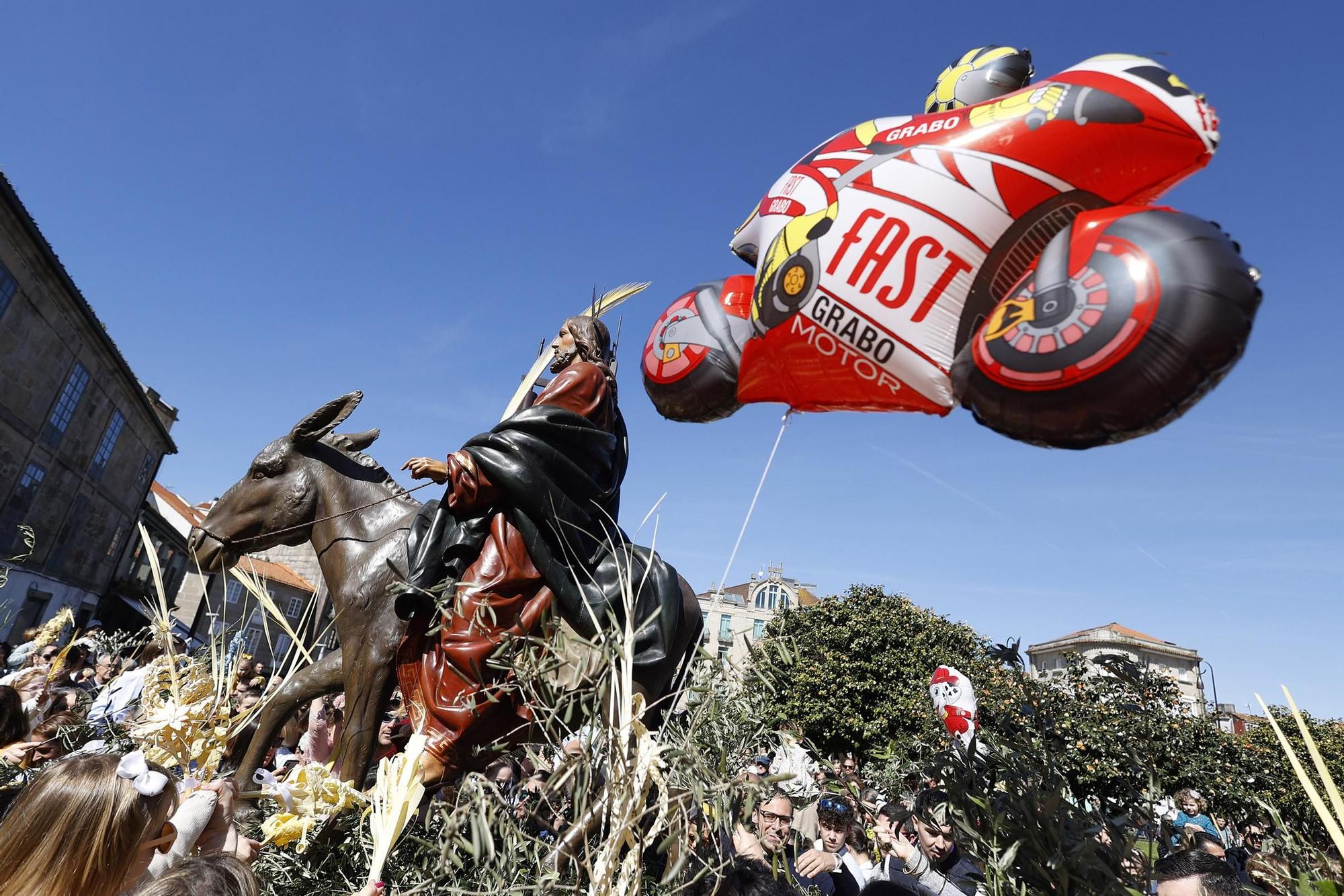 Cientos de fieles acuden a la procesión de la 'Burrita'