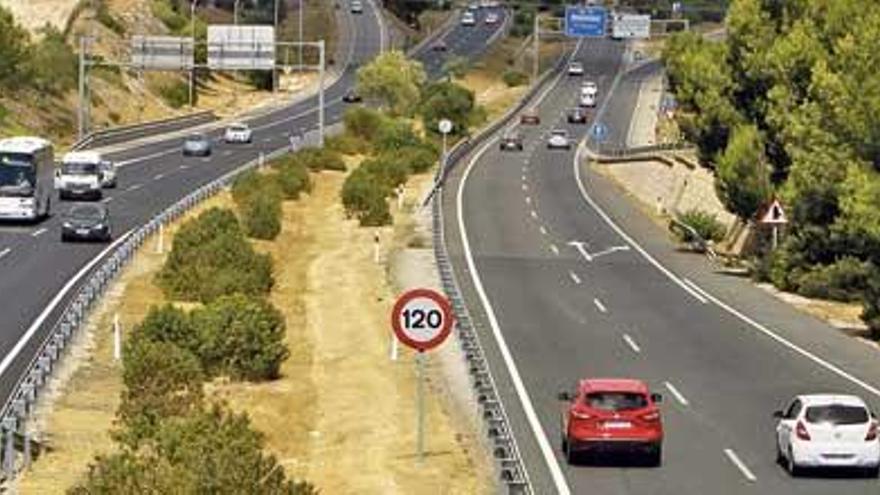 Imagen de la mediana donde fue hallado el joven, junto a la salida 12 de la autopista de Llucmajor.