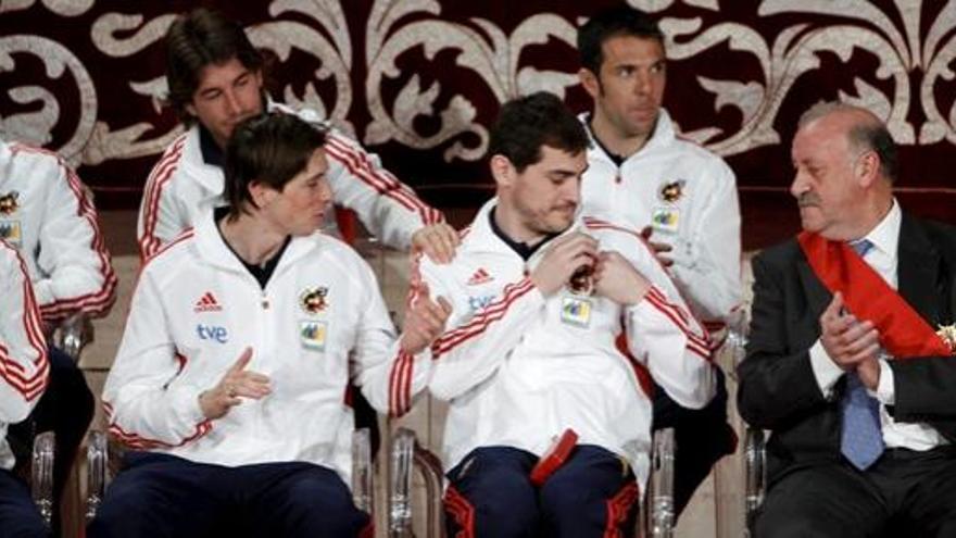 Del Bosque y los futbolistas de la selección, durante un reconocimiento en Madrid.