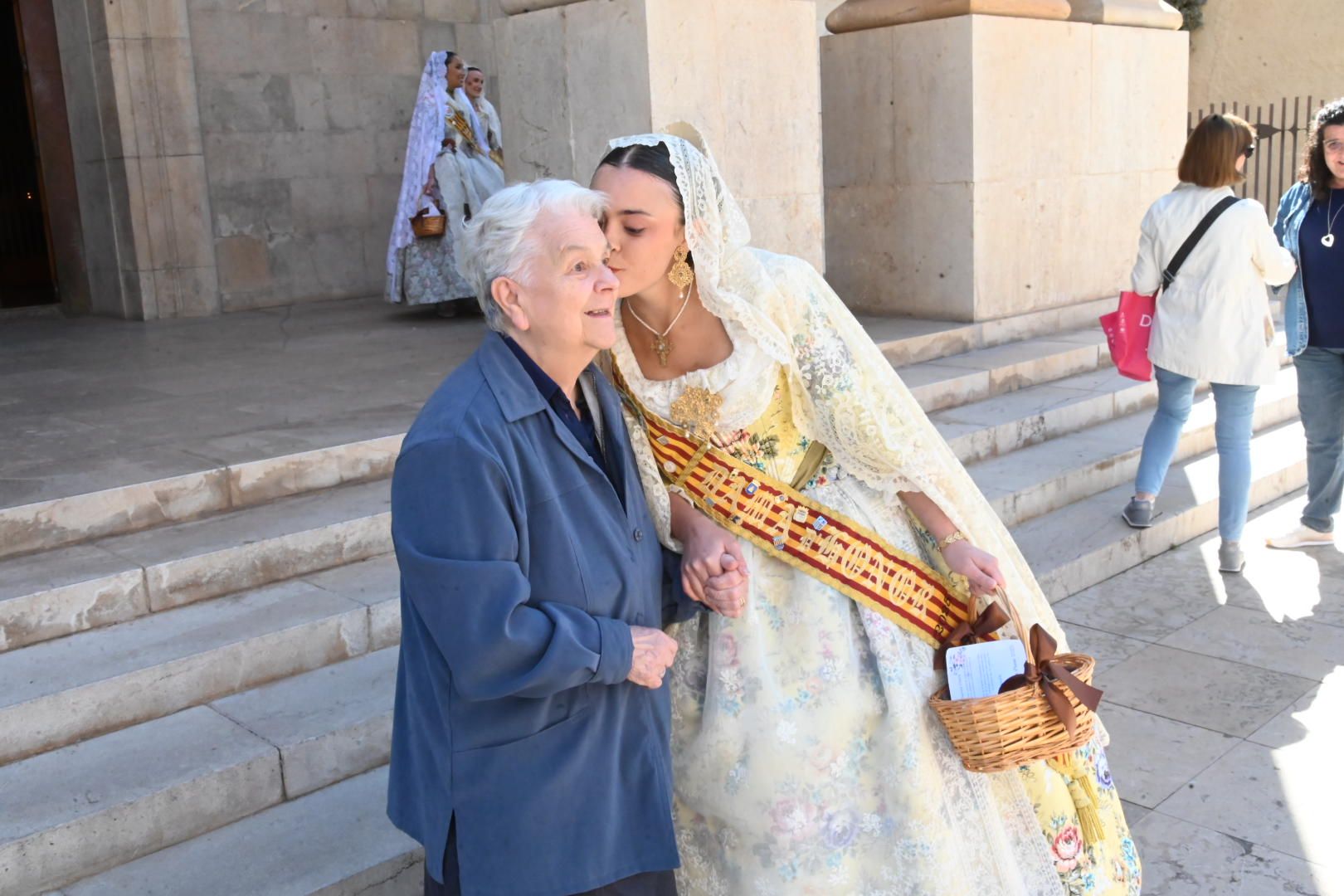FOTOGALERÍA I Vila-real calienta motores para las fiestas de Sant Pasqual con la ofrenda de huevos a Santa Clara y la presentación de 'llibret'