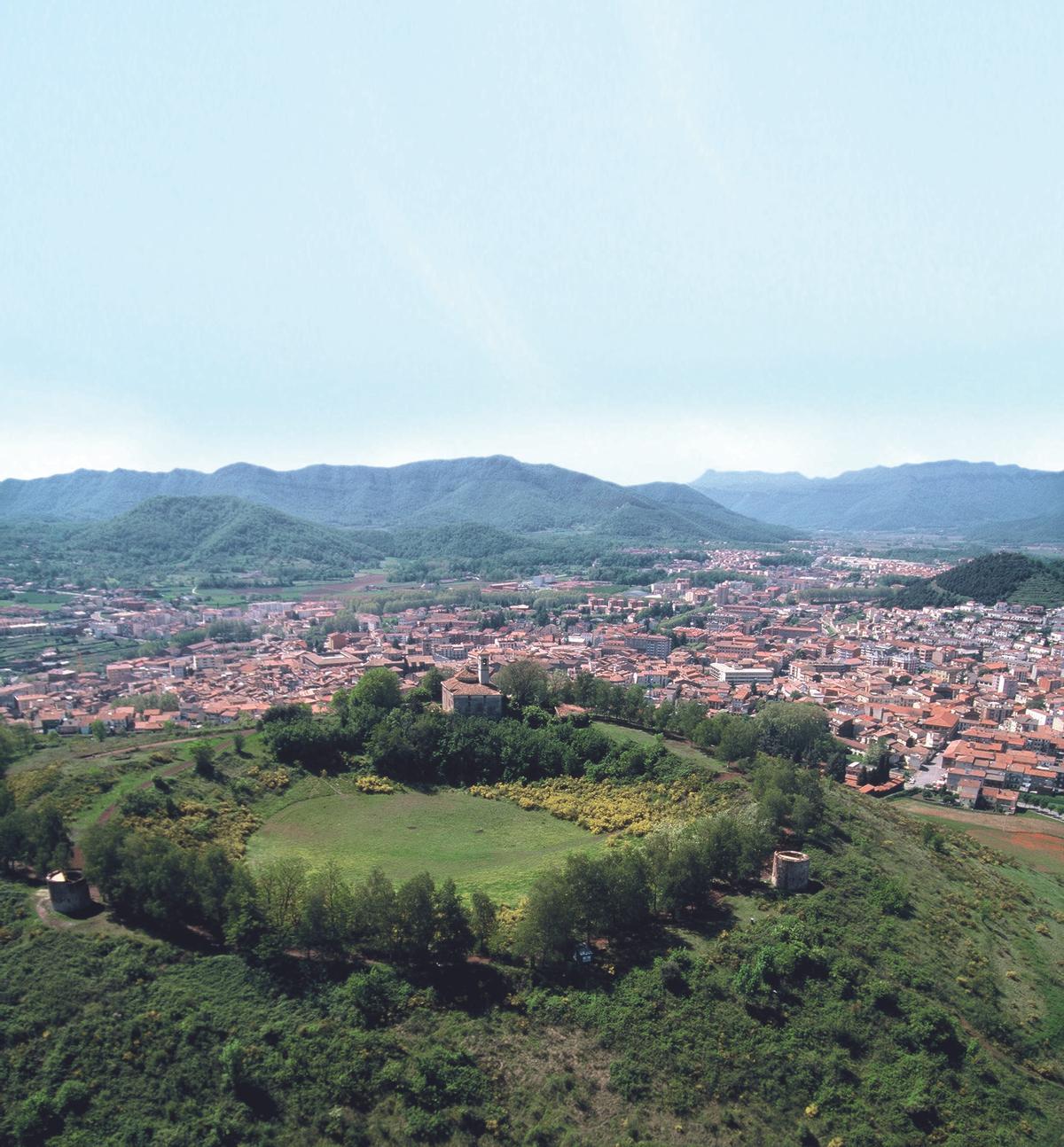 Panoràmica d’Olot i del Montsacopa, volcà ubicat a la mateixa ciutat.