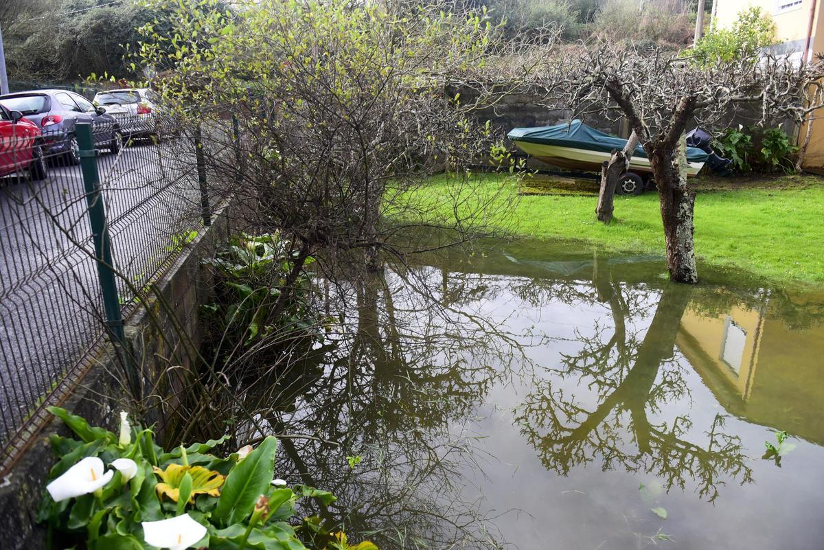 Horta inundada aínda, preto da lagoa de Mera