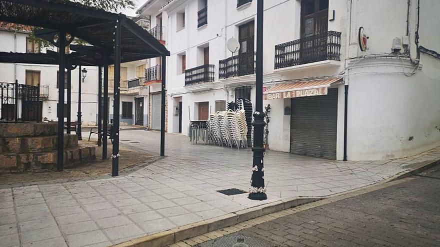 El bar La Plaza de Aras de los Olmos, en el centro, cerrado.