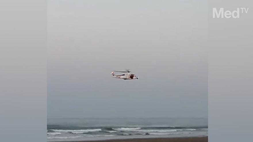 Rescate al límite de un bañista en la playa del Grau de Castelló