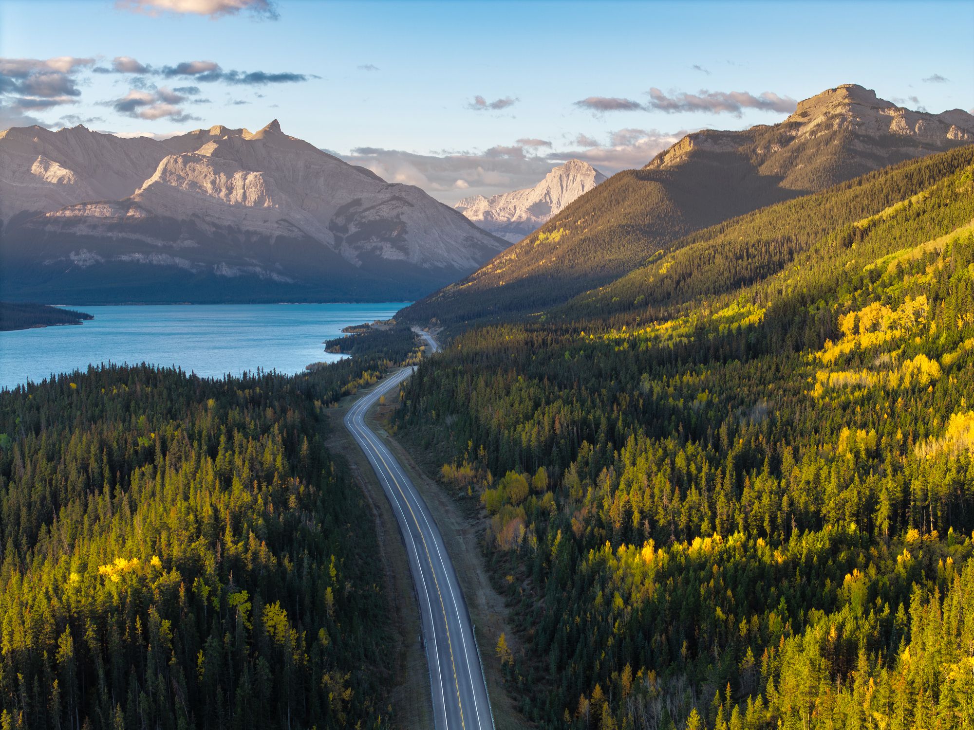 Una de las carreteras escénicas más espectaculares del mundo: glaciares, lagos turquesa, osos salvajes y noches bajo las estrellas en un road trip de película
