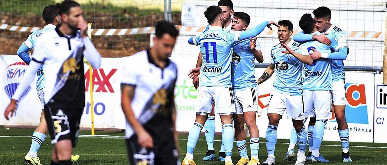 Los jugadores del Celta B festejan uno de los goles en el campo de Unionistas. | // LA GACETA