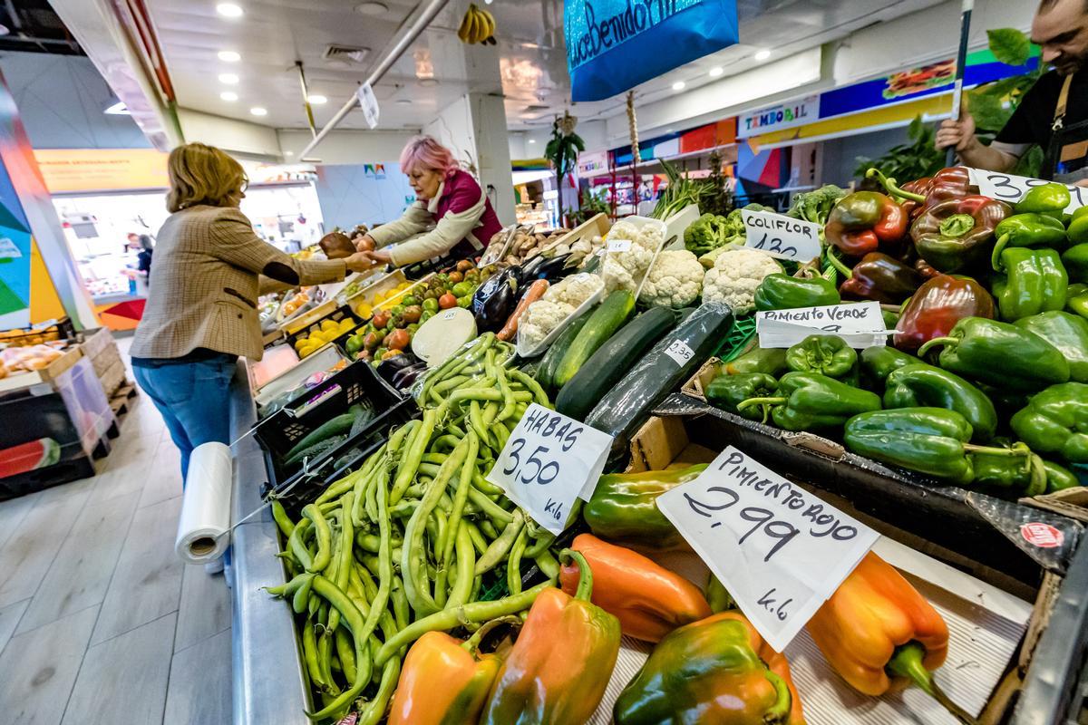 Un puesto de verduras en el Mercado Central de Benidorm.