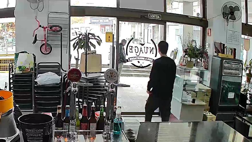 VÍDEO | Un home orina a les portes d'un bar de Girona a ple dia