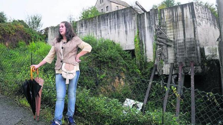 Cristina Cobas reside en la vivienda situada sobre el talud contenido con un muro apuntalado.  // G. Santos