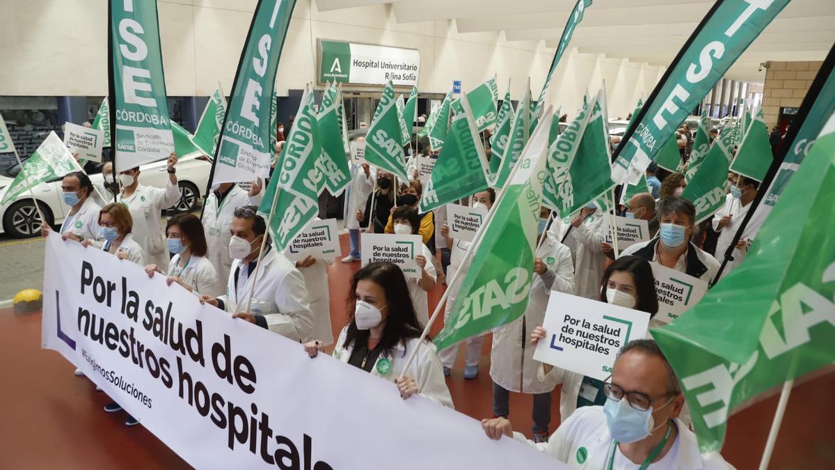 Protesta de enfermeras y fisioterapeutas en el hospital Reina Sofía de Córdoba.