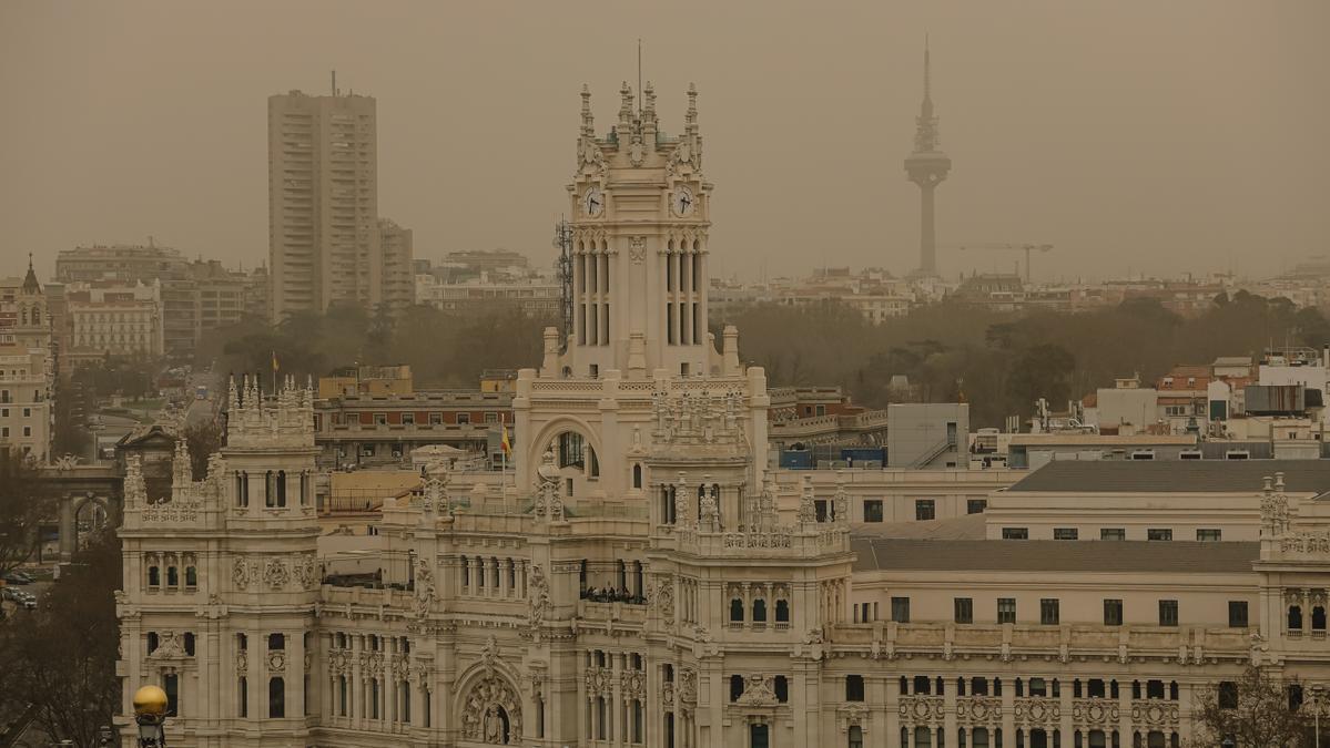 Vista de la calima desde el Ayuntamiento de Madrid.