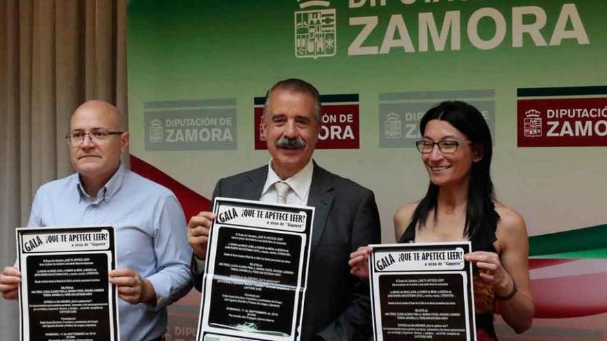 El diputado de Cultura y los promotores del evento con el cartel de la gala