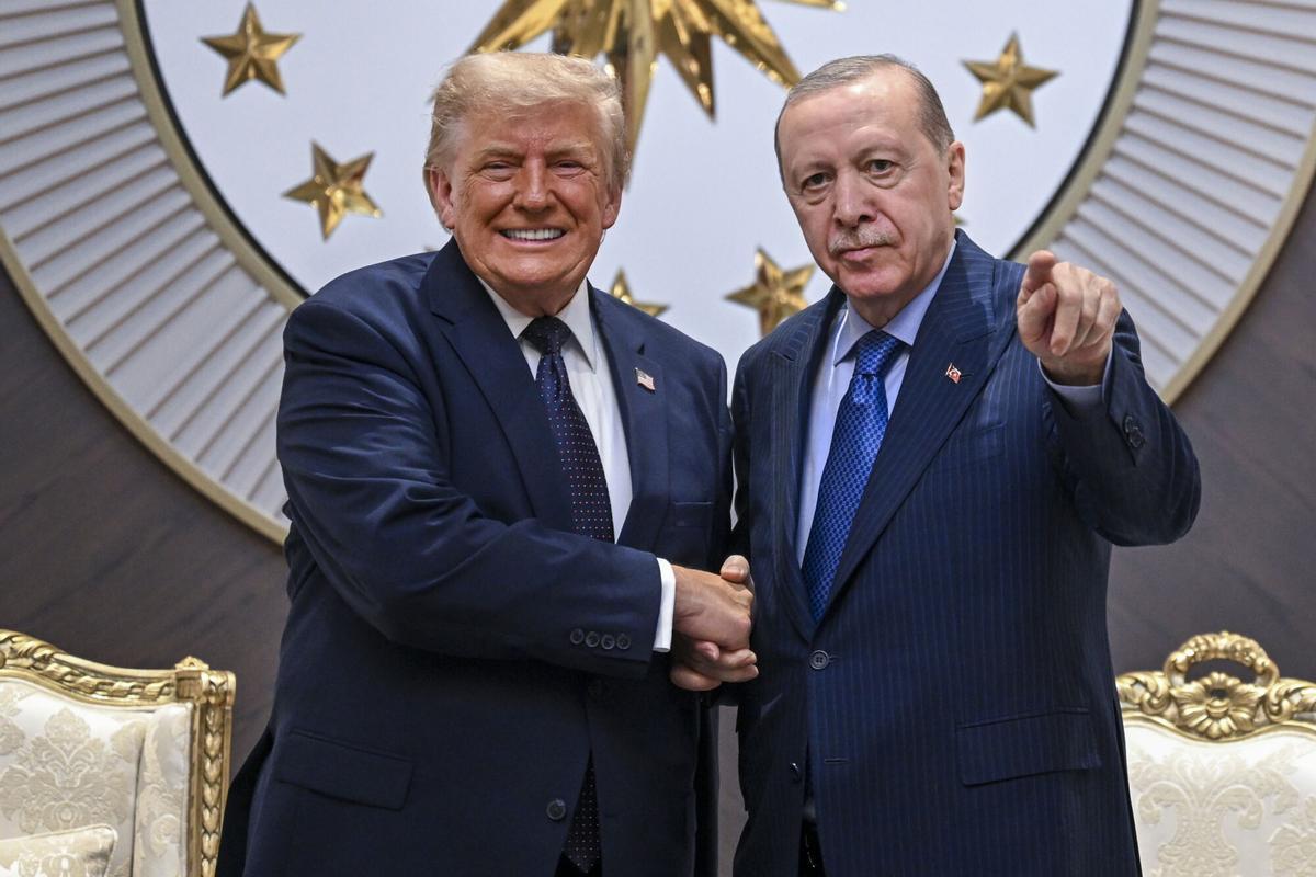 Trump recupera les amenaces a Groenlàndia a la seva arribada a Ankara: «Hauria de ser nostra, no de Dinamarca. Això és el que ha danyat la meva relació amb  l’OTAN»