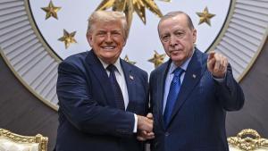 Trump recupera les amenaces a Groenlàndia a la seva arribada a Ankara: «Hauria de ser nostra, no de Dinamarca. Això és el que ha danyat la meva relació amb  l’OTAN»