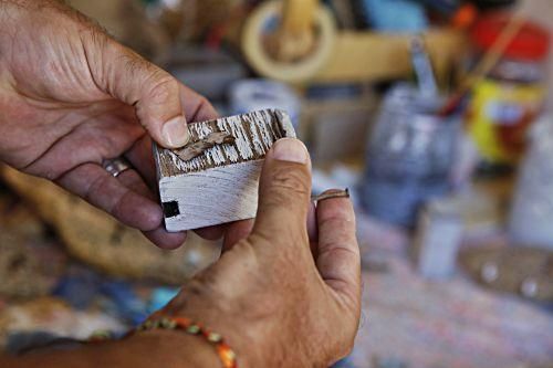 Marcel Escribano macht aus angeschwemmtem Holz, Plastik und Glas bunte Deko-Objekte.